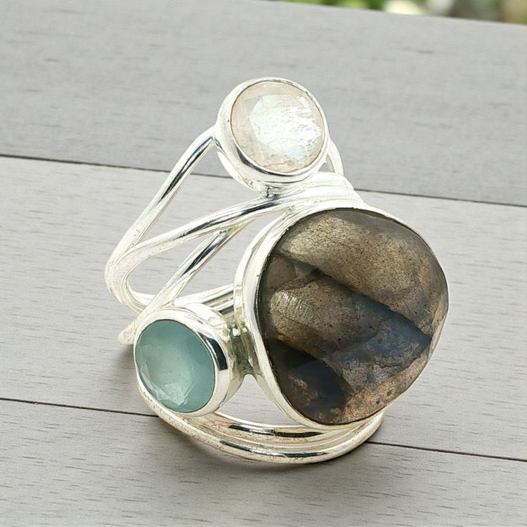 Ring Mit 3 Bunten Steinen