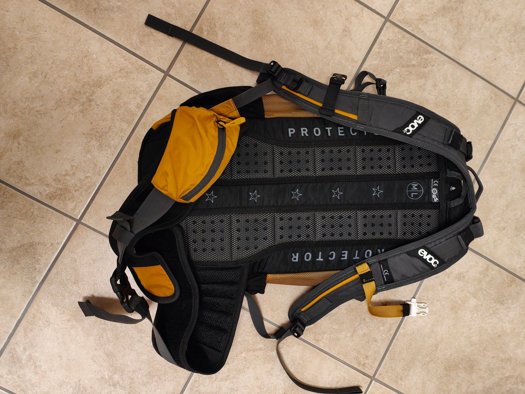Evoc Zaini: Evoc FR Trail 16l mit Protektor + Regenhülle – Usato da Mels venduto da velo-city 1