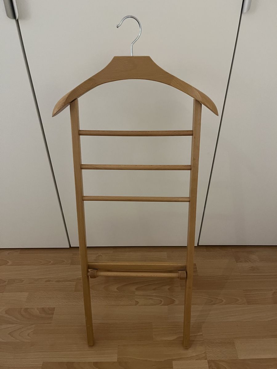 Guardaroba: Herrendiener/Kleiderhalter aus Holz – Usato da Zürich venduto da jmg_8005