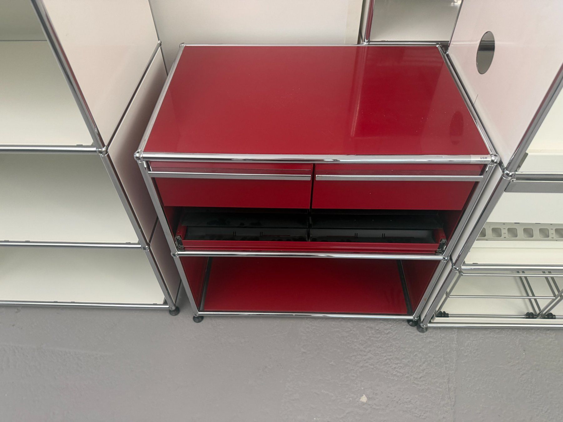 USM Cassettiere: USM Haller Sideboard Rot - Regal – Usato da Pfäffikon SZ venduto da xevo_Networks
