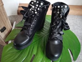 Schwarze Stiefel mit Perlen und Schleifen Gr. 39