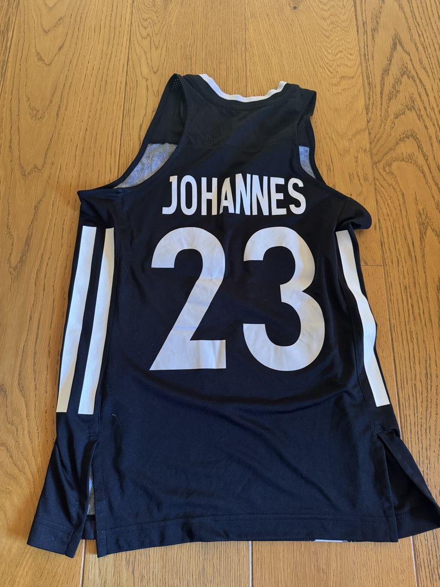 Adidas Canottiere & Pantaloni: Maillot basket Adidas Johannes – Nuovo (secondo la descrizione) da Les Giettes venduto da joelledu
