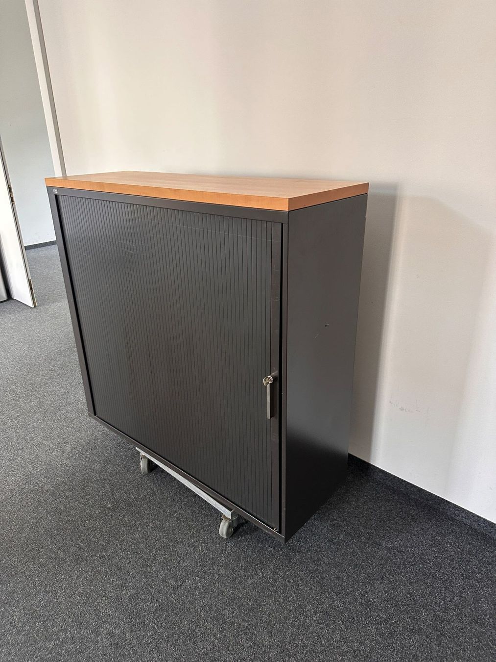 Bigla Armoires: Rollladenschrank mit Holzdeckplatte – D'occasion à Winterthur par StiftungSchleife 1