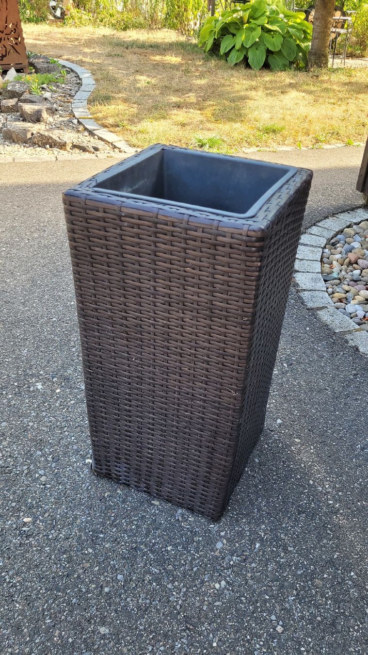 Pots de fleurs: Übertopf Kunststoffgeflecht dunkelbraun – D'occasion à Glattfelden par peppa11