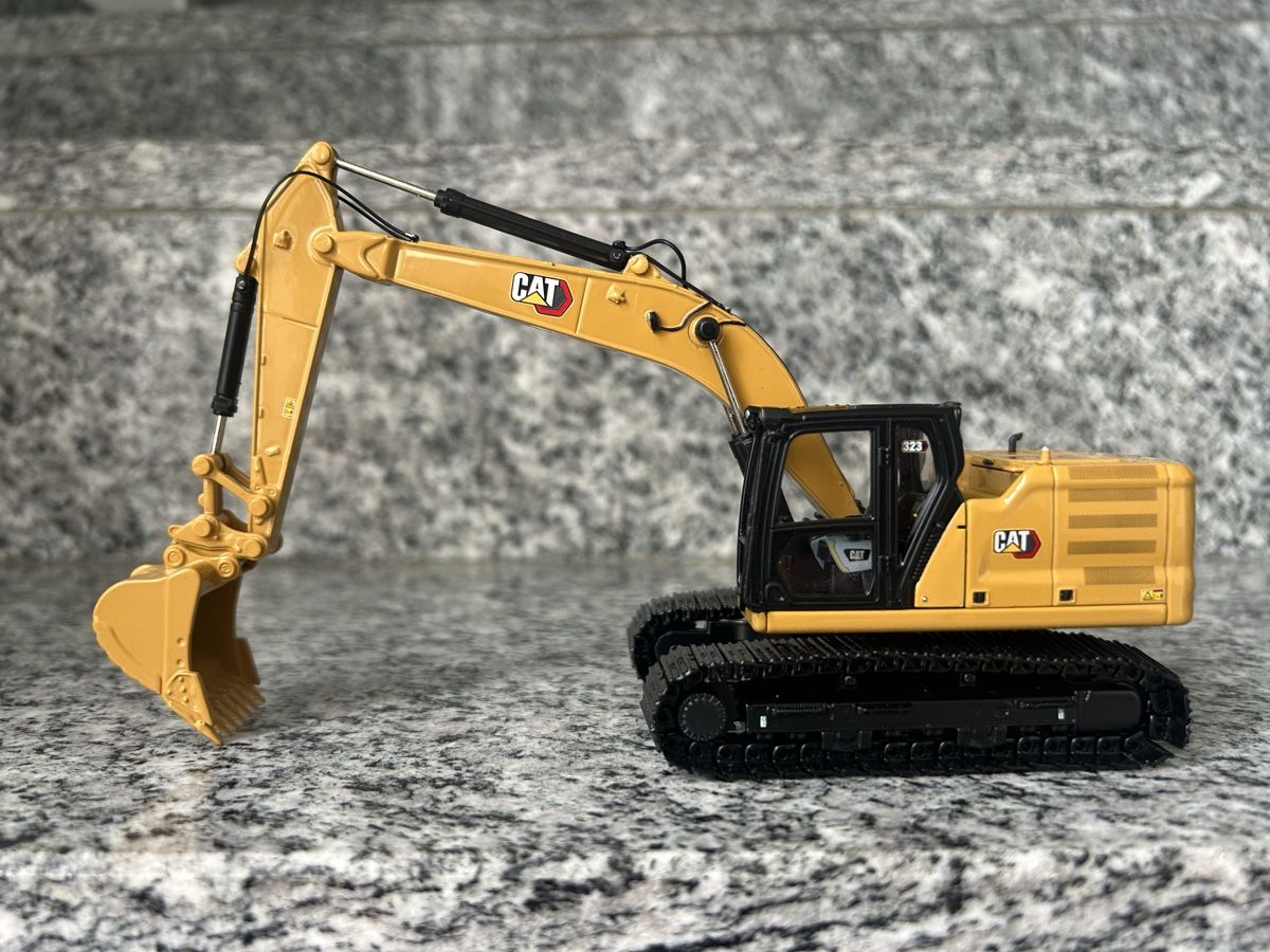 Caterpillar Kit di modellismo & Modellini statici: Caterpillar 323, 1:50 , DM – Nuovo (secondo la descrizione) da Horw venduto da Tigercat635