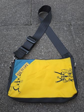 Umhaengetasche B2L "Bag to Life" gelb/blau upciycling