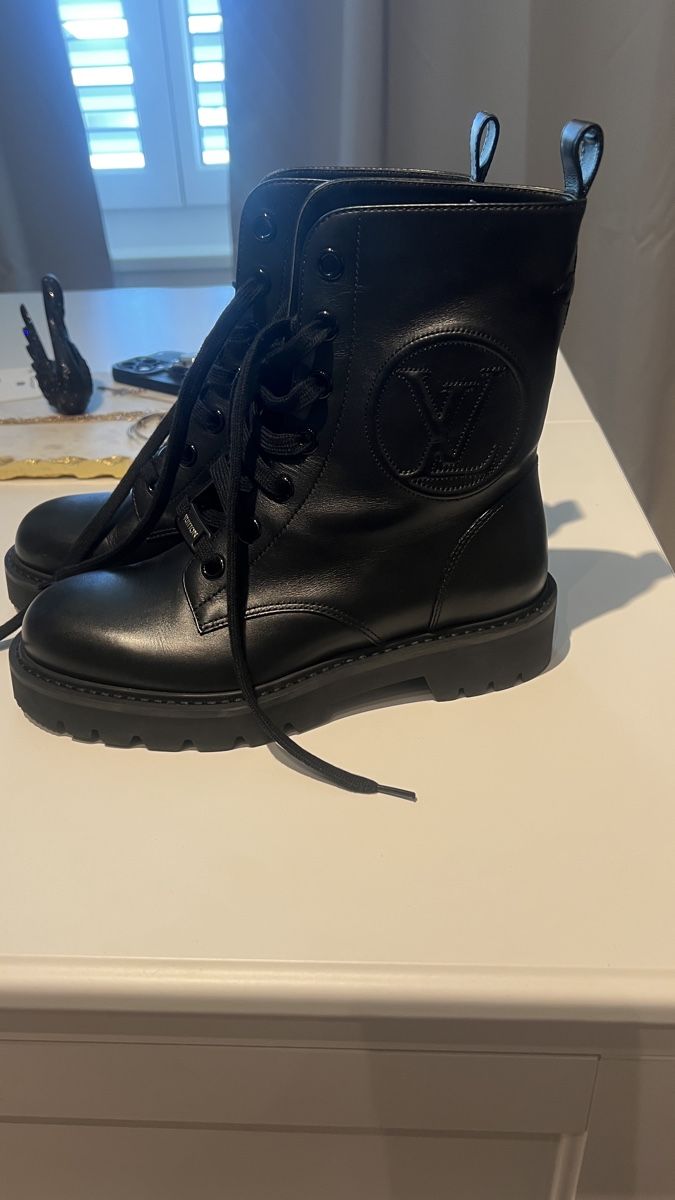 Louis Vuitton Chaussures femmes: Louis Vuitton Territory Flat Ranger Boots – Neuf avec emballage d'origine à Staufen par sib_x8p9