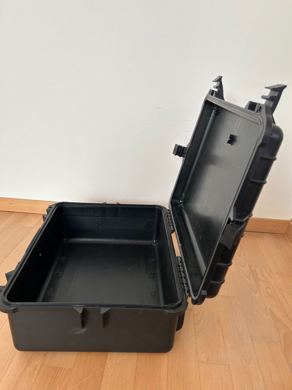Valises de voyage: Robuster Outdoor-Koffer aus Kunststoff – D'occasion à Stäfa par cka_5r5z 5