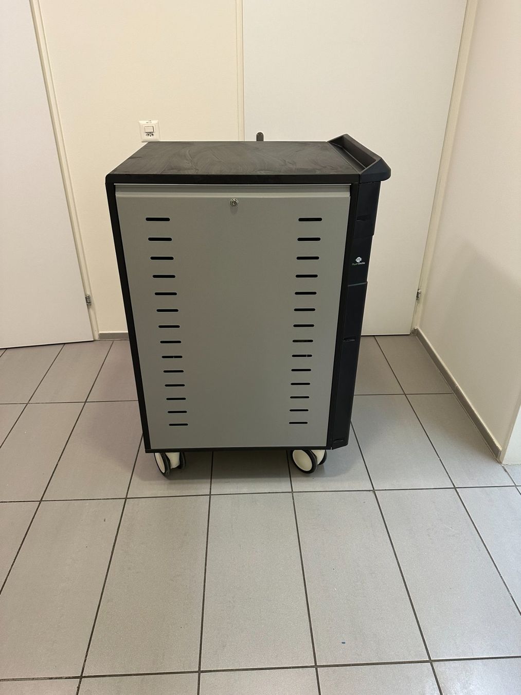 Banconi: Ergotron PowerShuttle Tablet-/Laptop-Ladewagen 40 Geräte – Usato da Wollerau venduto da joh_2t8v 3