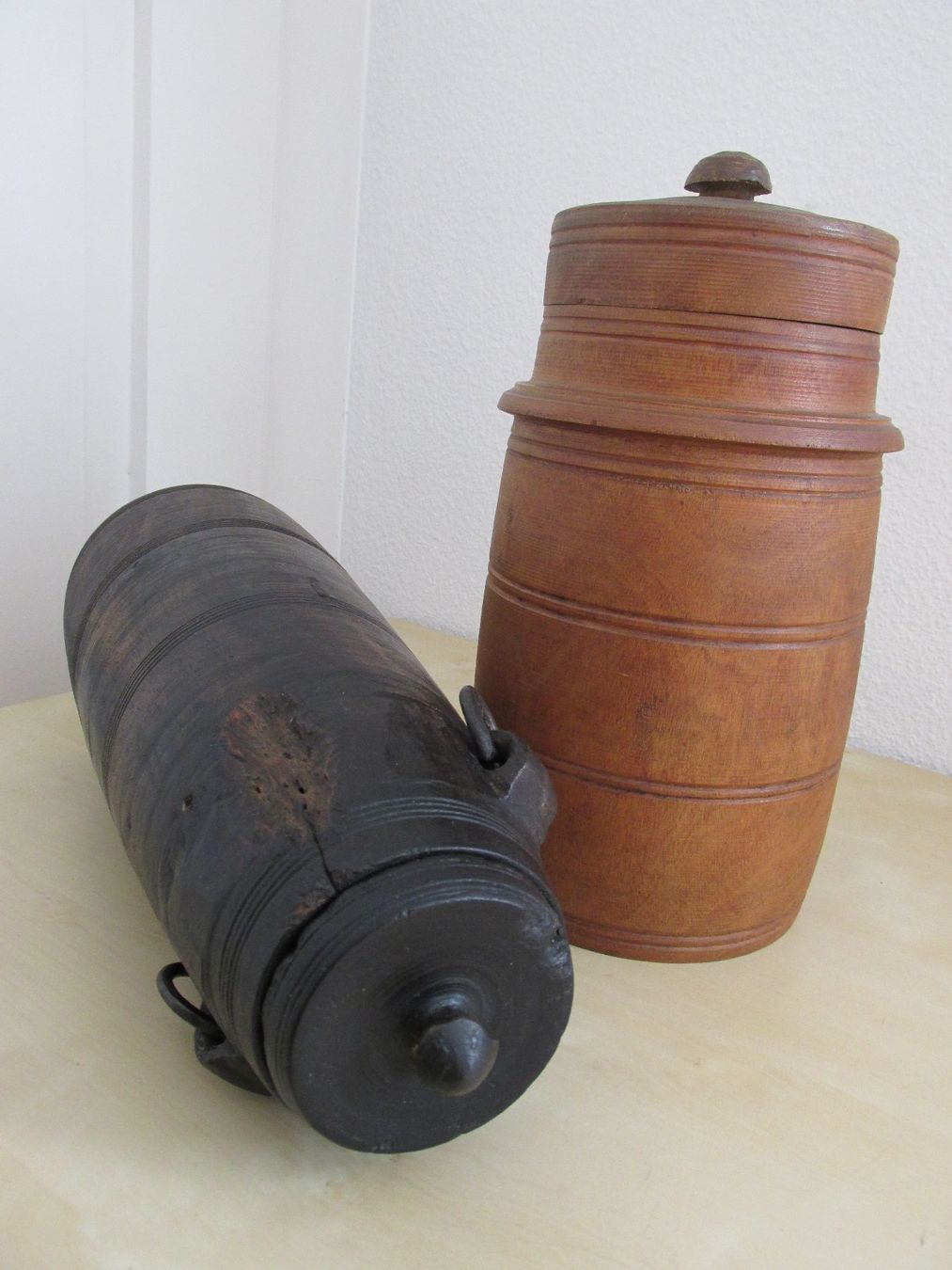 Tutte le decorazioni: rustikale Dekoration: 2 alte Deckeldosen/Deckelgefässe, Holz – Usato da Winterthur venduto da mat_q5d5 1