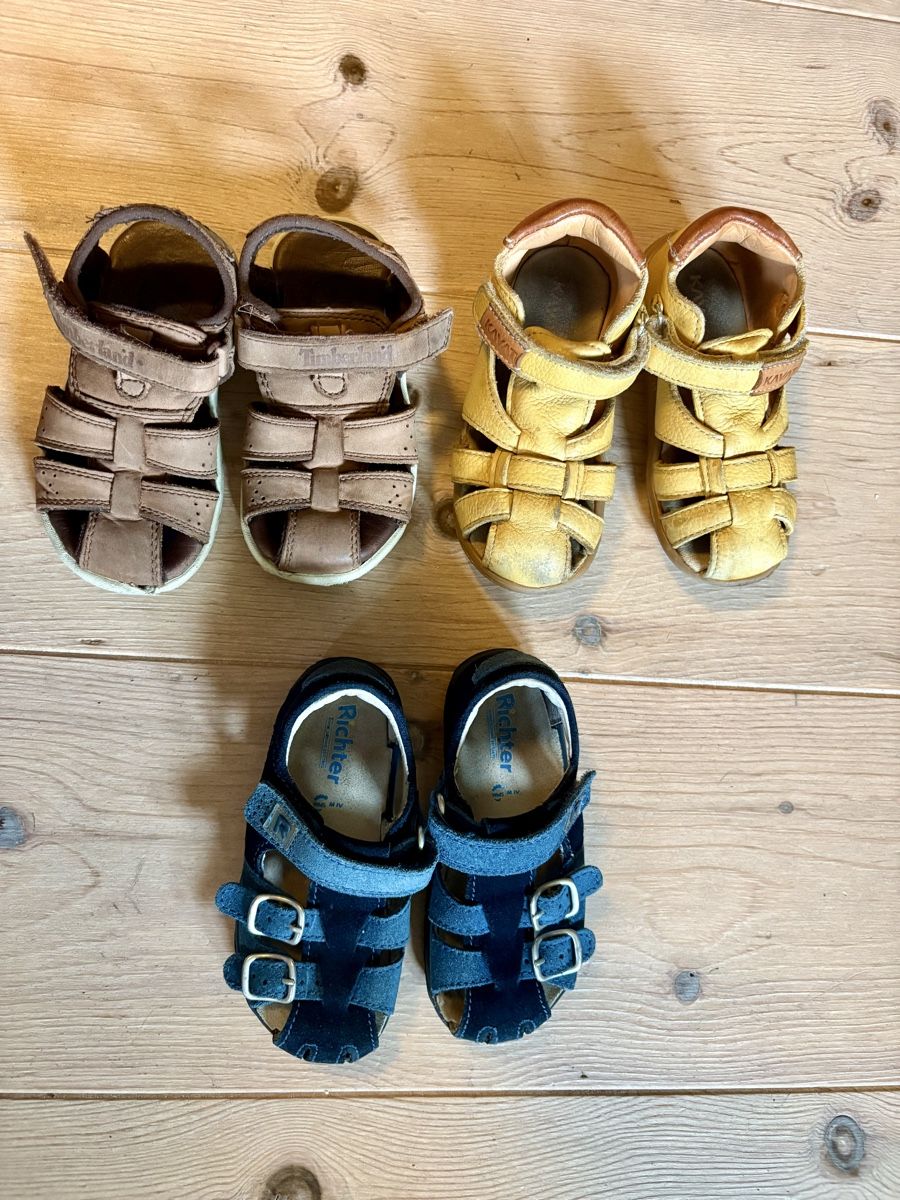 Scarpe per ragazzi: Set aus 3 Paar Sandalen Gr. 24/25 – Usato da Schwerzenbach venduto da frauminze