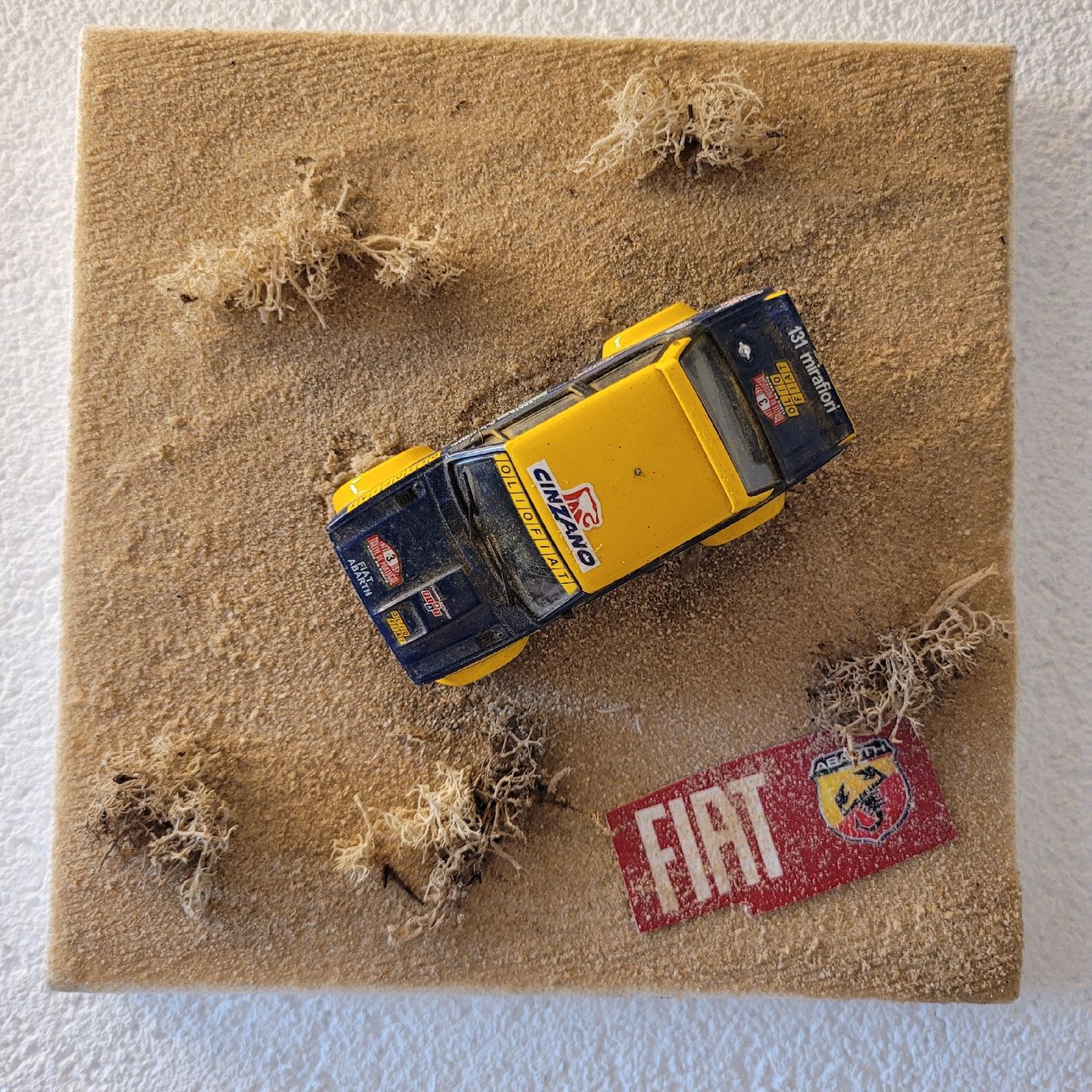 Abarth Modellautos: Fiat Abarth Deko-Objekt, Modellauto auf Leinwand, 1/43 – Gebraucht aus Schwarzenburg von modelCARama