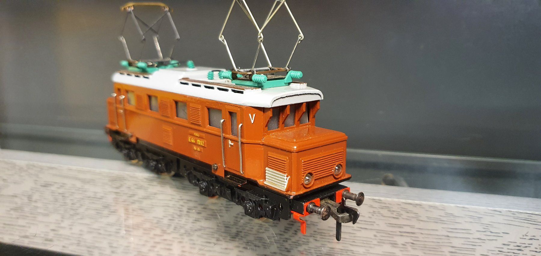 Fleischmann Trains électriques: FLEISCHMANN:DC: DB E-LOK BR E 44 BRAUN GUSSMODELL 1335 OVP – D'occasion à Biglen par taunus82 2