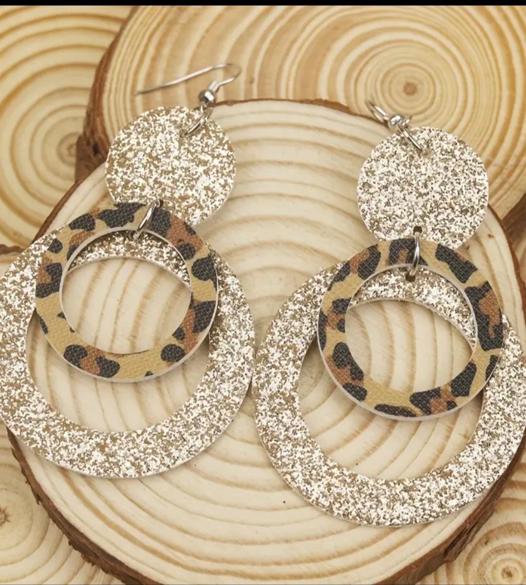 Ohrringe & -stecker: Ohrringe mit Leo-Muster und Goldglitzer – Neu und originalverpackt aus Neuhausen am Rheinfall von lau_ns9q