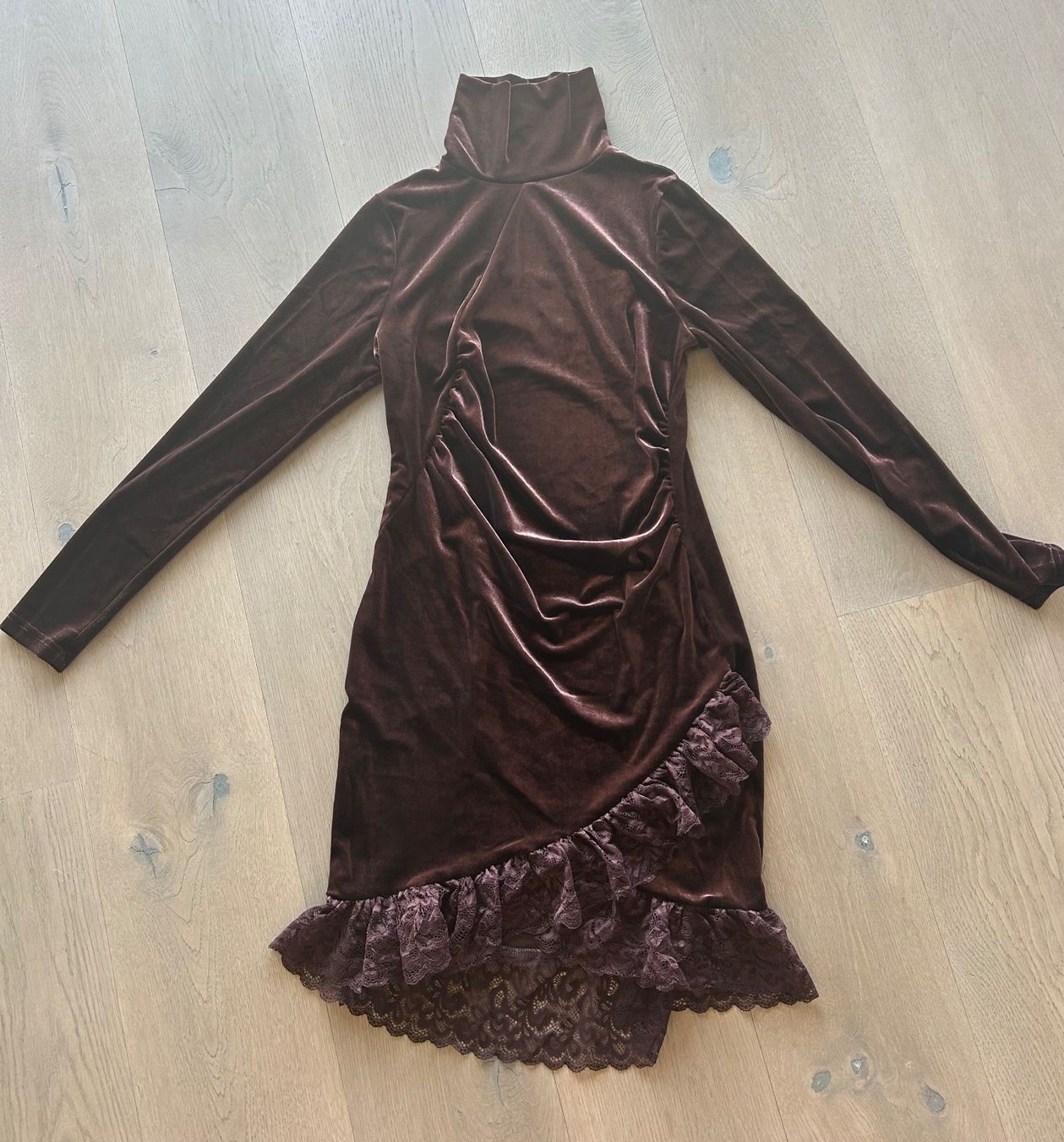 Vestiti: Elegantes Samt-Turtleneck-Minikleid mit Spitzenabschluss – Nuovo (secondo la descrizione) da Kilchberg ZH venduto da Anie. 1
