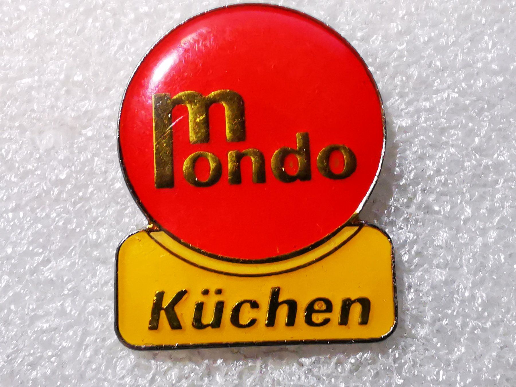 Placchette & Badge: Ansteckpin 32: mondo Küchen – Usato da Oppligen venduto da Pin-Fall-Shop