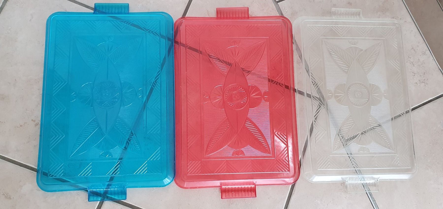 Parois & plafonds: 3 plateaux de service en plastique – D'occasion à Moutier par mar_7nrw 2