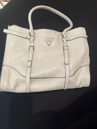 Weisse Guesshandtasche
