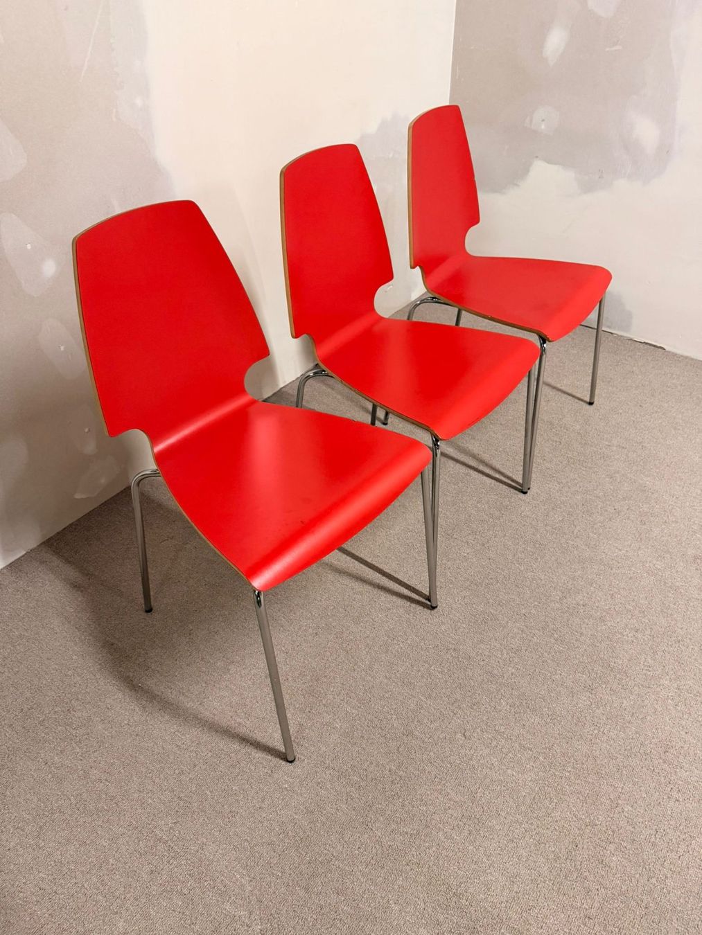 Ikea Stühle: 1x Ikea Vilmar Stuhl in rot, stapelbar – Gebraucht aus Rickenbach ZH von Der-Insider 3