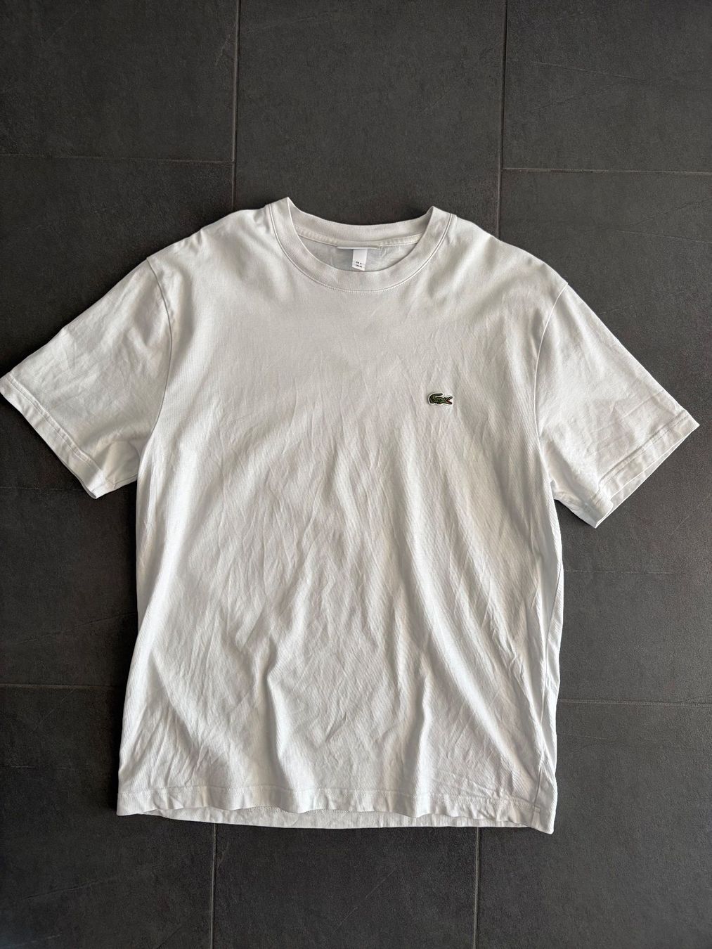 Lacoste T-shirt: Lacoste T-Shirt basic - weiss, Grösse M, kleine Flecken – Usato da Beinwil am See venduto da den_p9db