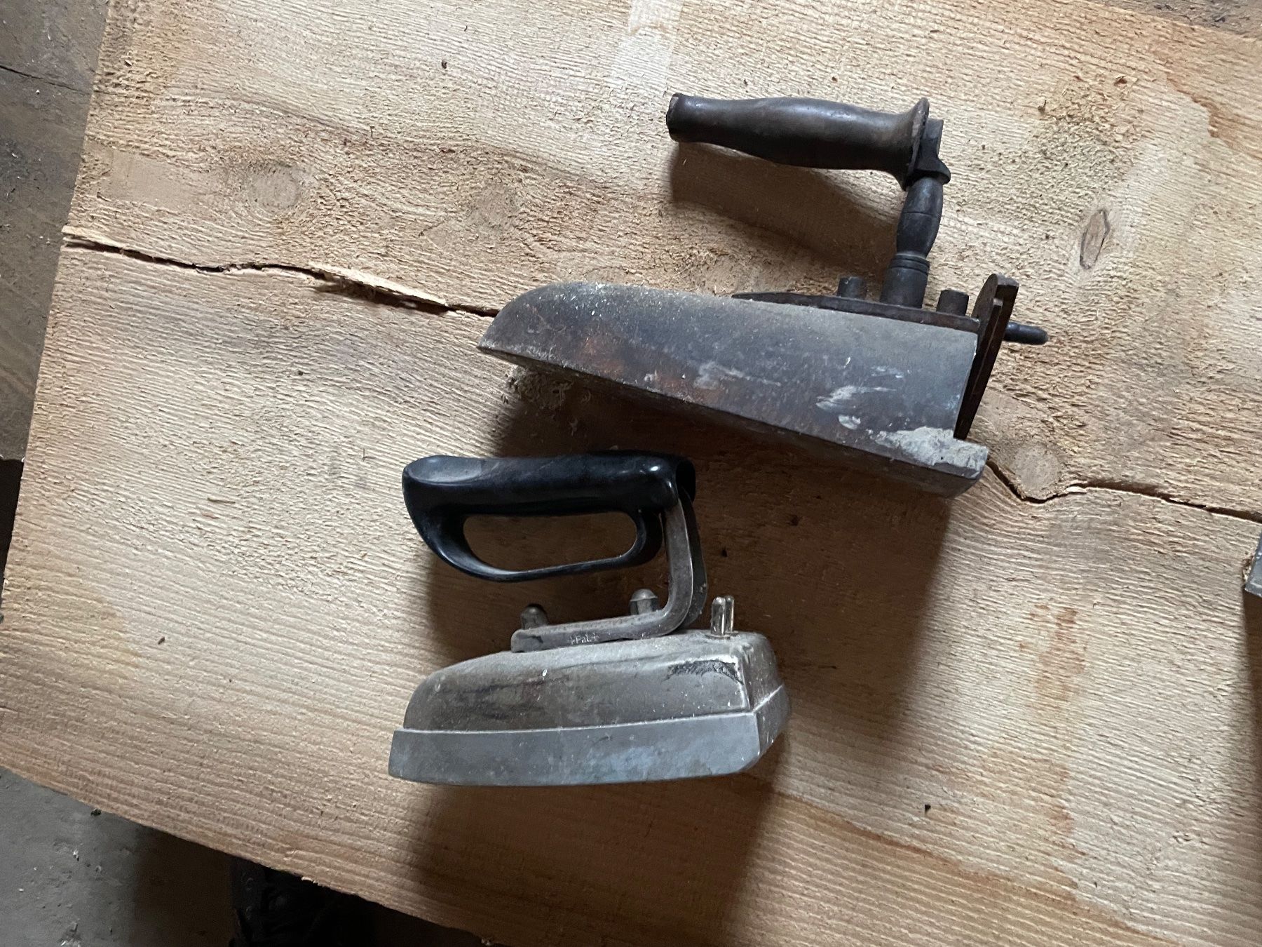 Bügeleisen: 2 antike Bügeleisen – Gebraucht aus Oberiberg von stab 1