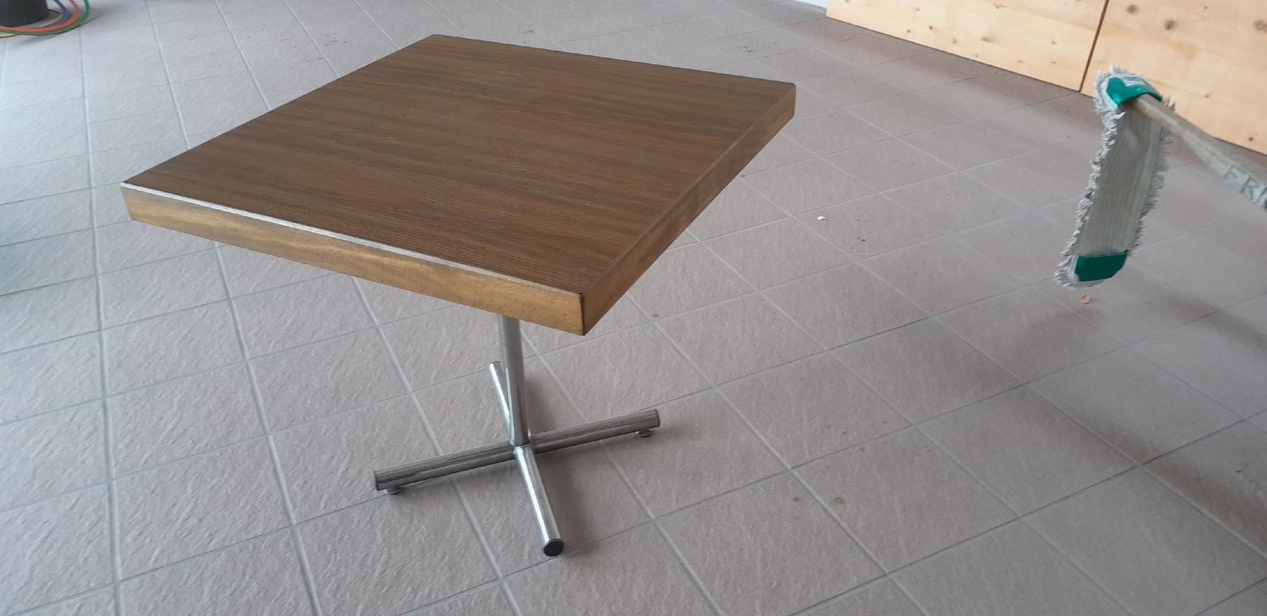 Tavoli: quadratischer Tisch – Usato da Windisch venduto da Hasel42