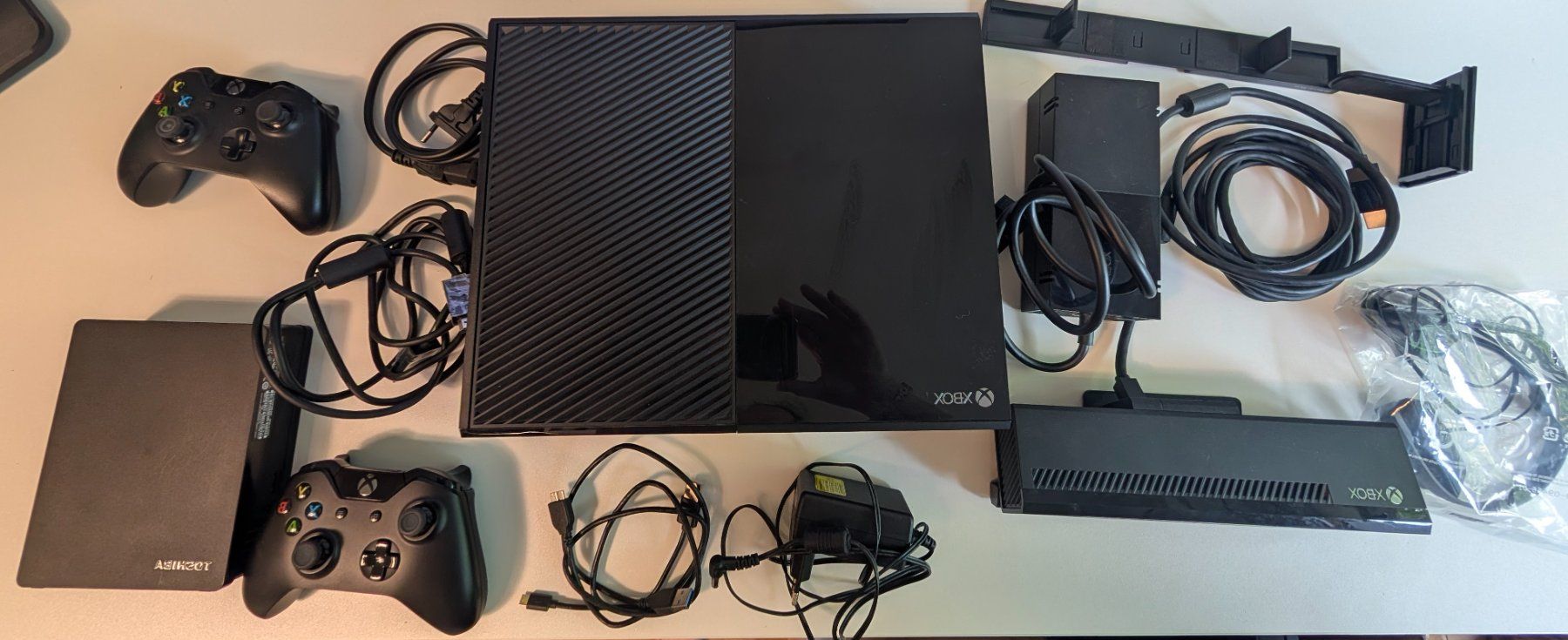 Microsoft Console: Xbox One 500 GB + 5 TB Festplatte, Kinect, 2 Controller & OV – Usato da Amriswil venduto da PatiSun