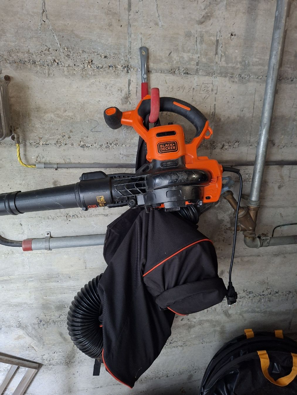 Aspirateurs & souffleurs à feuilles: Laubbläser- Sauger Black + Decker – D'occasion à Lengnau BE par thvi72