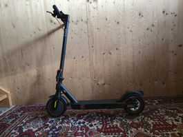 Schickes E-Scooter PICO schwarz 20km/h mit Ladegerät