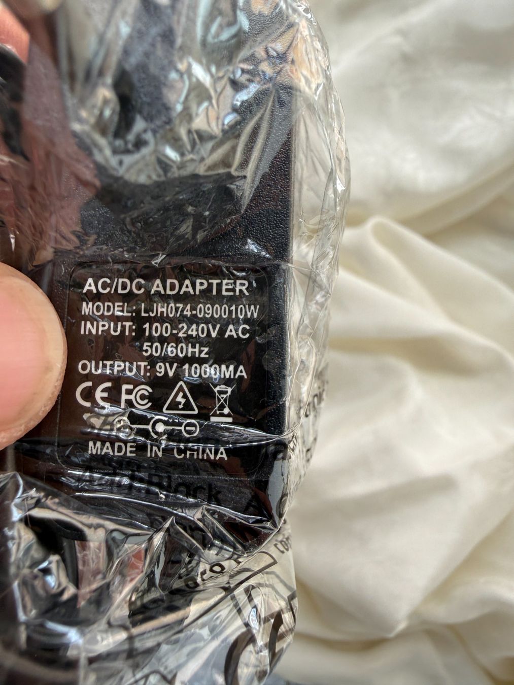 Alimentation électrique: LJH074-090010W  Stromversorgung Effektpedale oder Keyboards – Neuf avec emballage d'origine à Vacallo par cri_229f