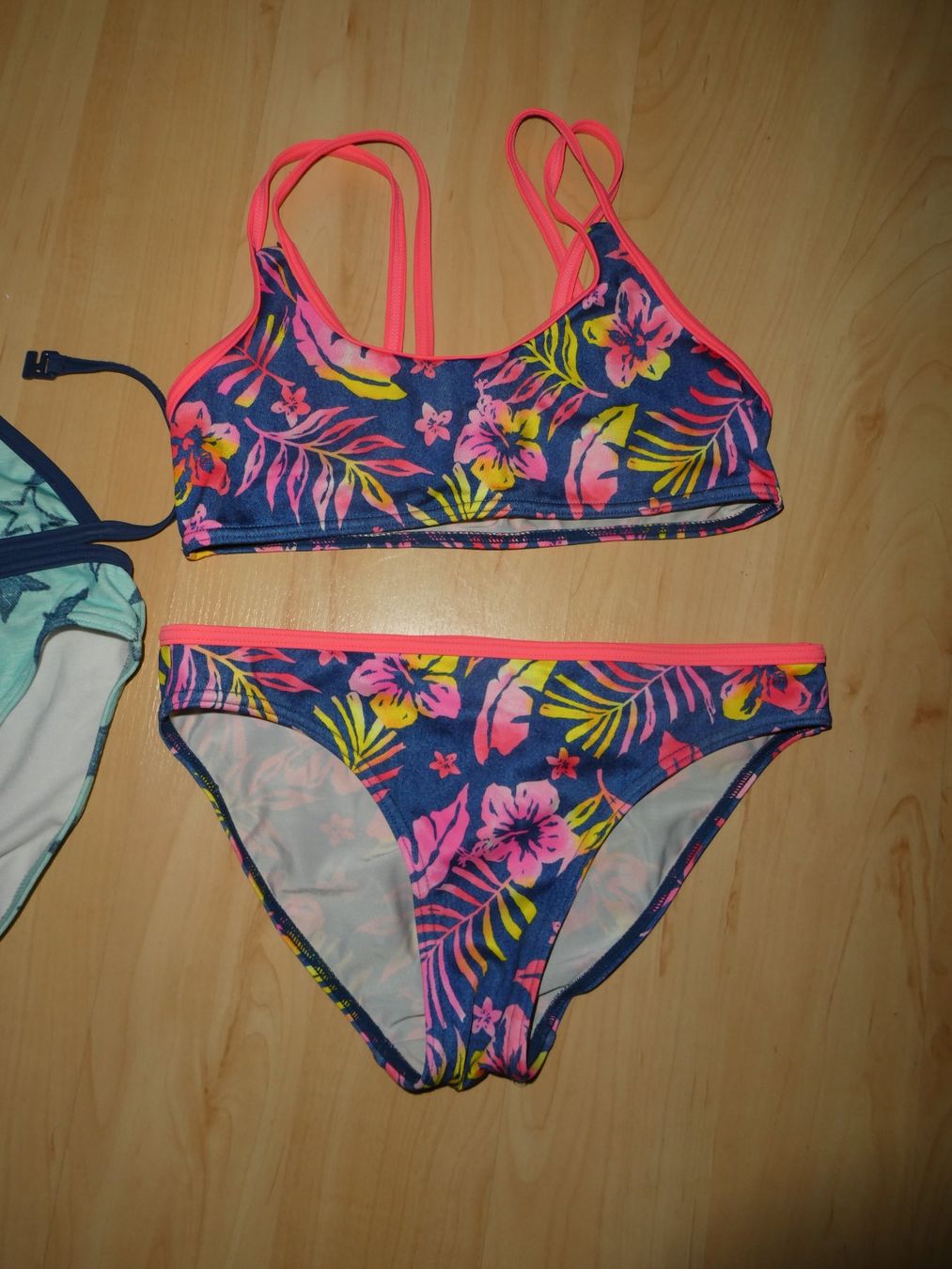 Lotti & Set di vestiti: 3 Bikini Sets, Gr. 146/152 – Usato da Mels venduto da KOSL 3
