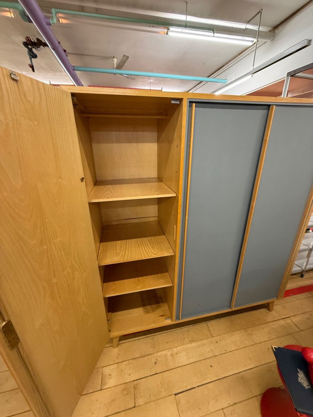 Schränke: Victoria-Möbel Baar Kleiderschrank – Gebraucht aus Fulenbach von Annie.s_Mid_Century 3