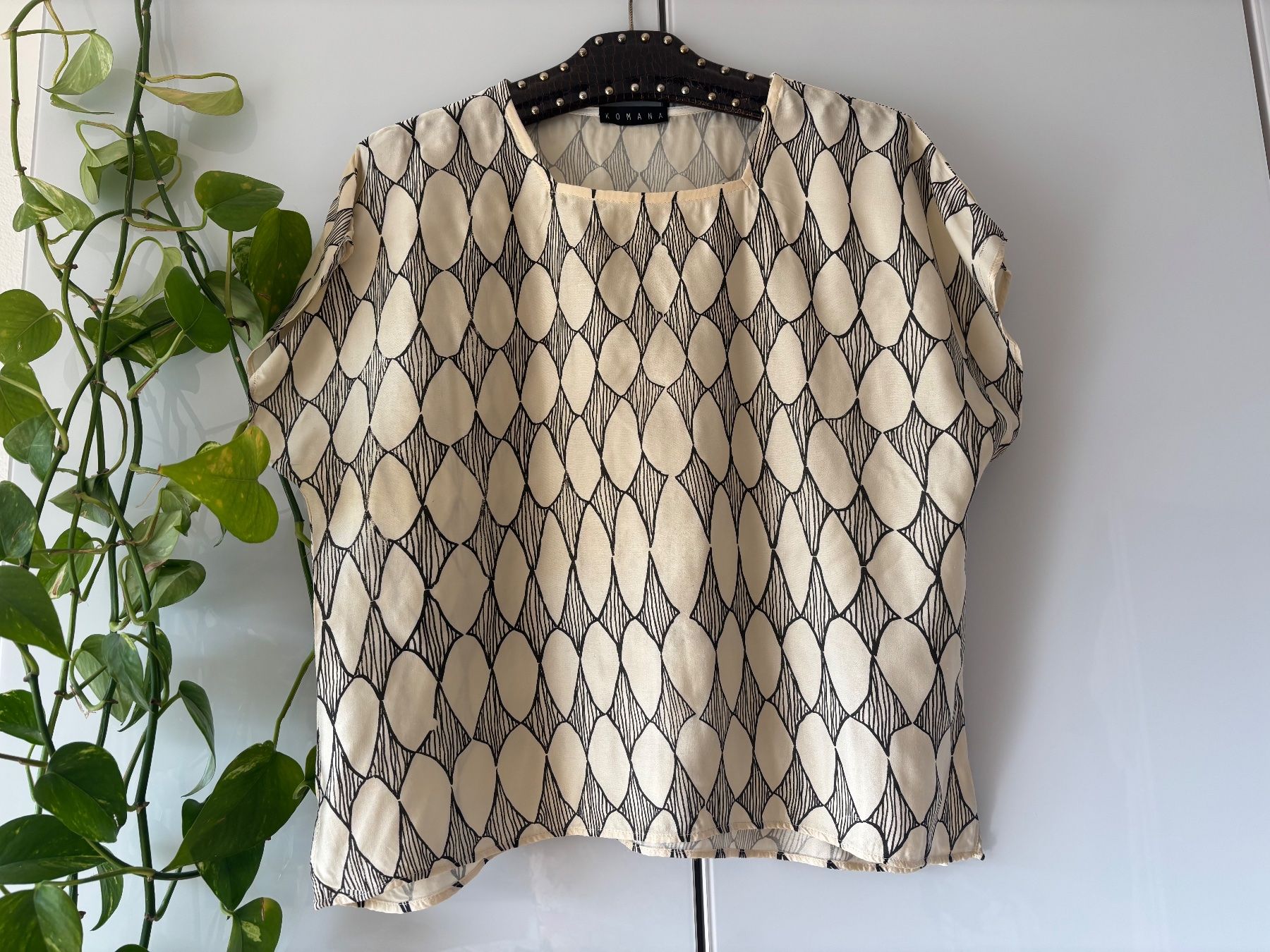 T-shirt: KOMANA Shirt mit abstraktem Print – Difettoso da Zürich venduto da missmodernage