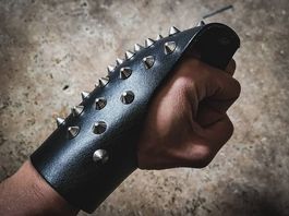 Handstulpe Leder mit Nieten NEU und zum MEGAPREIS