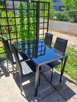 Schwarzer Tisch mit 4 Stühlen 