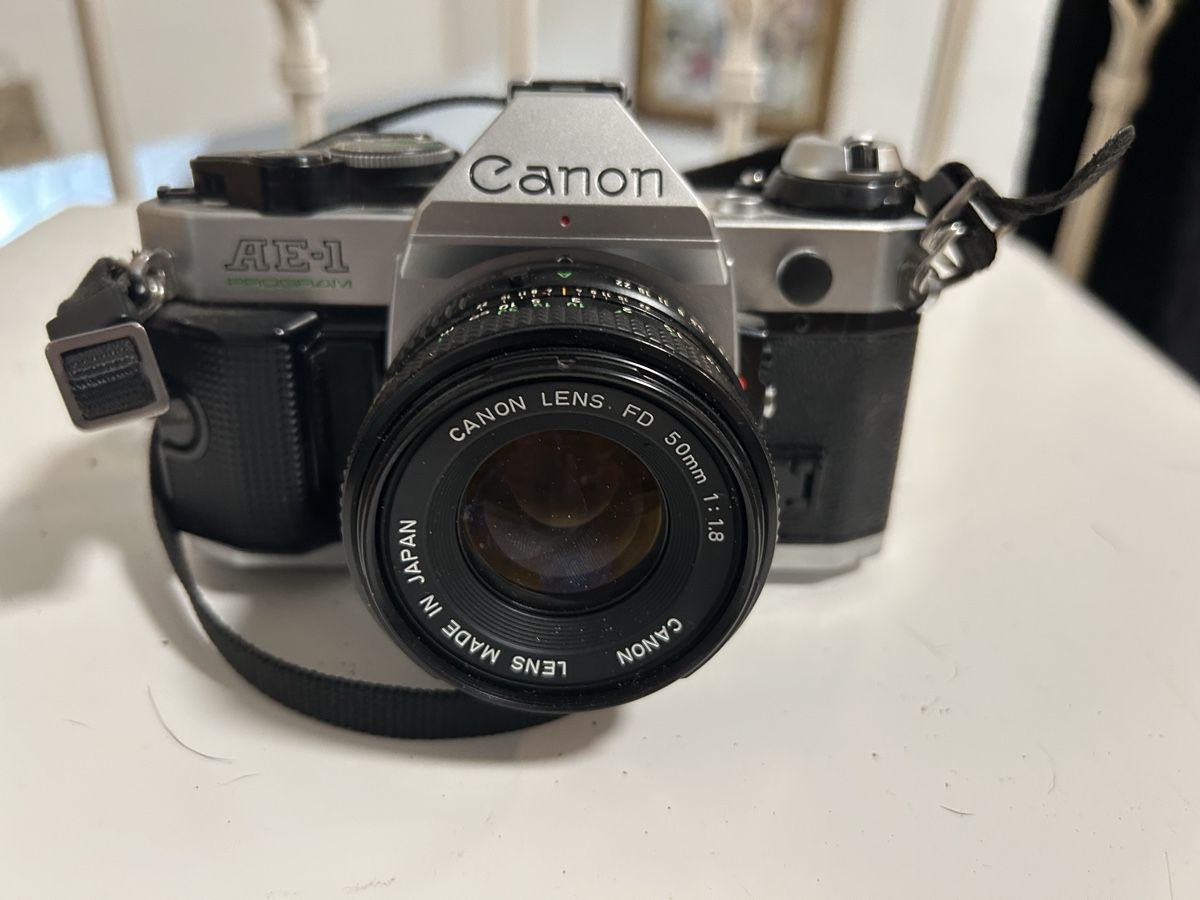 Canon Kamera: Canon AE-1 Spiegelreflexkamera mit Cover – Gebraucht aus möhlin von Caja1 1