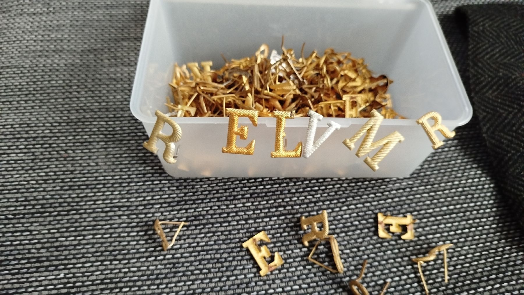 Kit bricolage: Hausräumung Grosse Menge goldene Buchstaben-Anstecker – Usato da Glashütten venduto da lightmoon