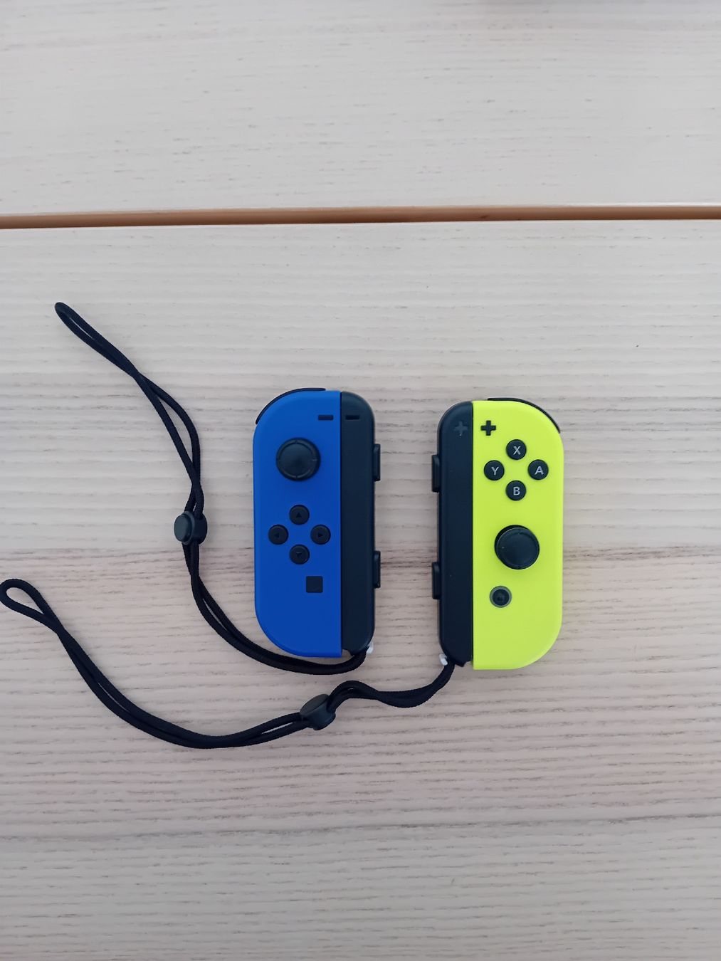 Nintendo Controller: Nintendo Switch Joy-Con Controller Links/Rechts in Blau/Gelb – Usato da Bern venduto da ste_vq7x
