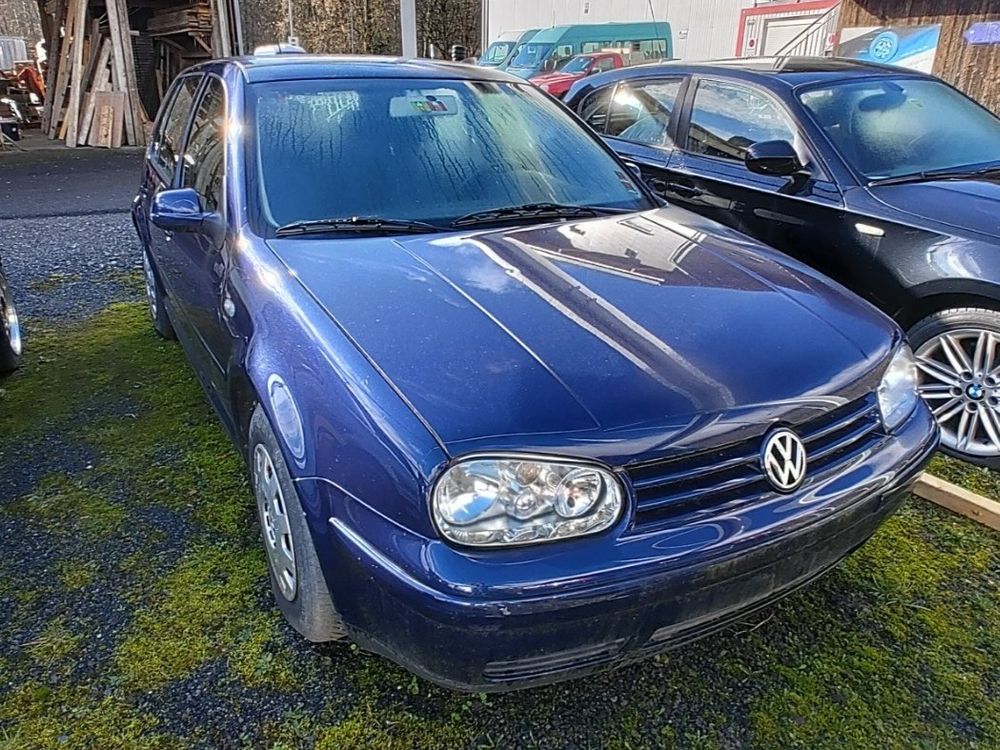 VW Golf IV ab Platz