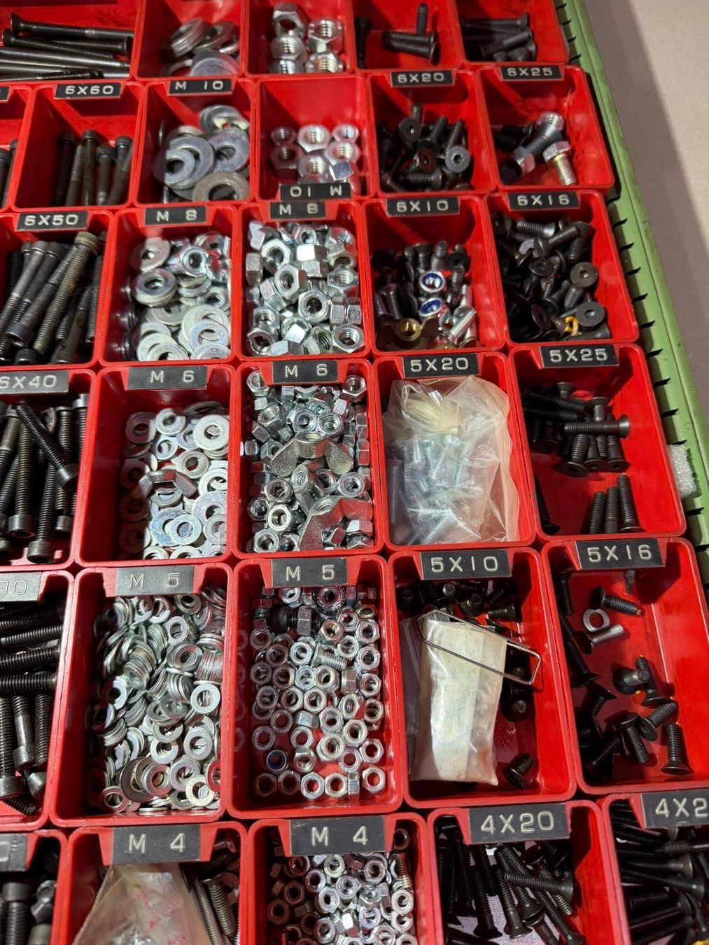 Tutti gli attrezzi: Schrauben Sortiment  mit Innensechskant, gute Zust,... – Usato da Buchs AG venduto da Werkstatt-Shop 2