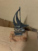 Scultura barca su piedistallo di marmo