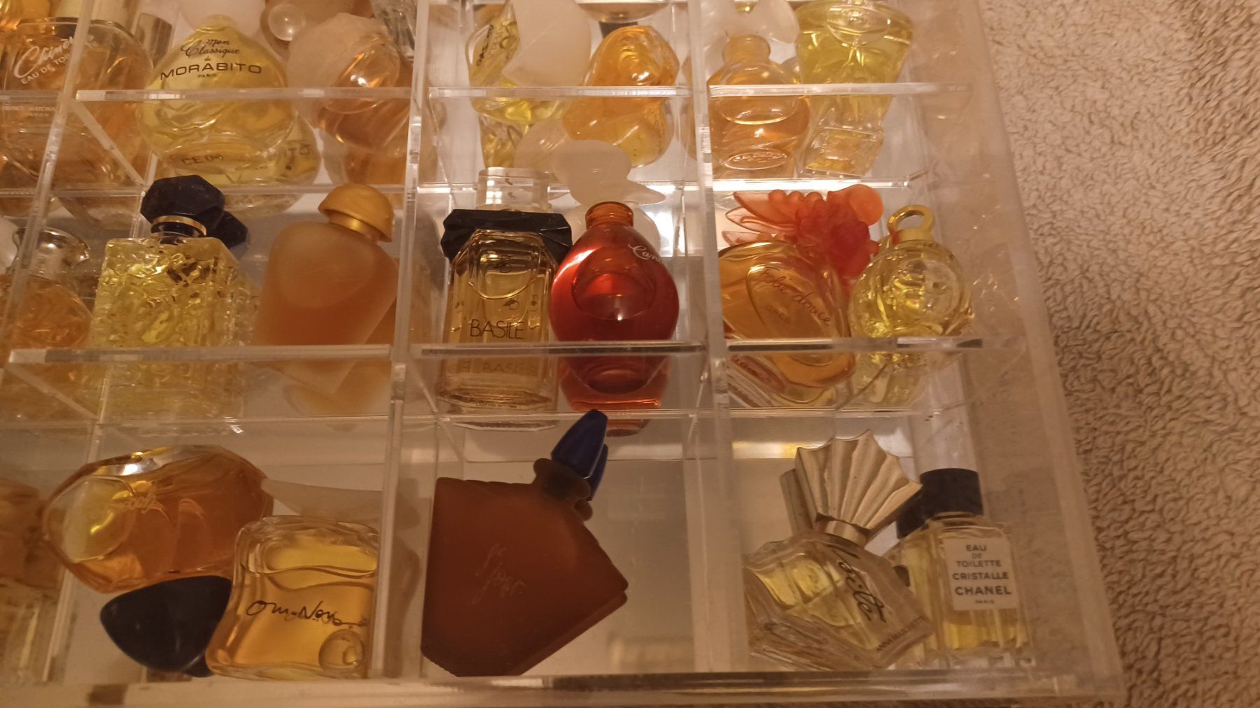 Profumi & Eau de Toilette: Parfum Miniaturen Sammlung im Acryl Display gebraucht – Usato da Winznau venduto da FlorianV 1