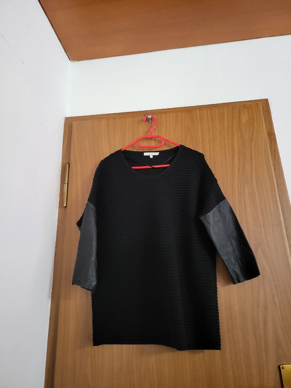 Sandro Pullover & Sweatshirts: Pull Sandro noir manches cuir T 2 automne/hiver – Gebraucht aus Niedergösgen von Eva2410 2