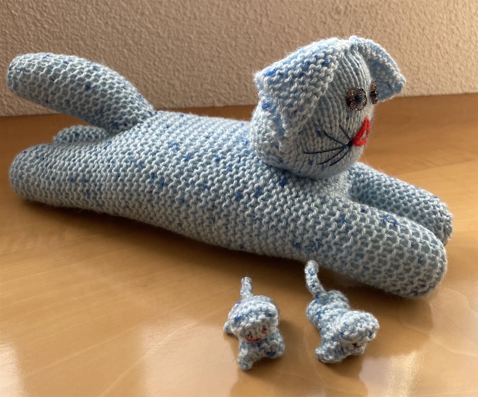 Giocattoli: handgestrickte Katze mit Babys im Bauch – Nuovo e nell'imballaggio originale da Diepoldsau venduto da preisparadies-ch