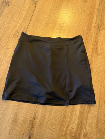 Schwarzer rock mit integrierten Shorts, Grösse m