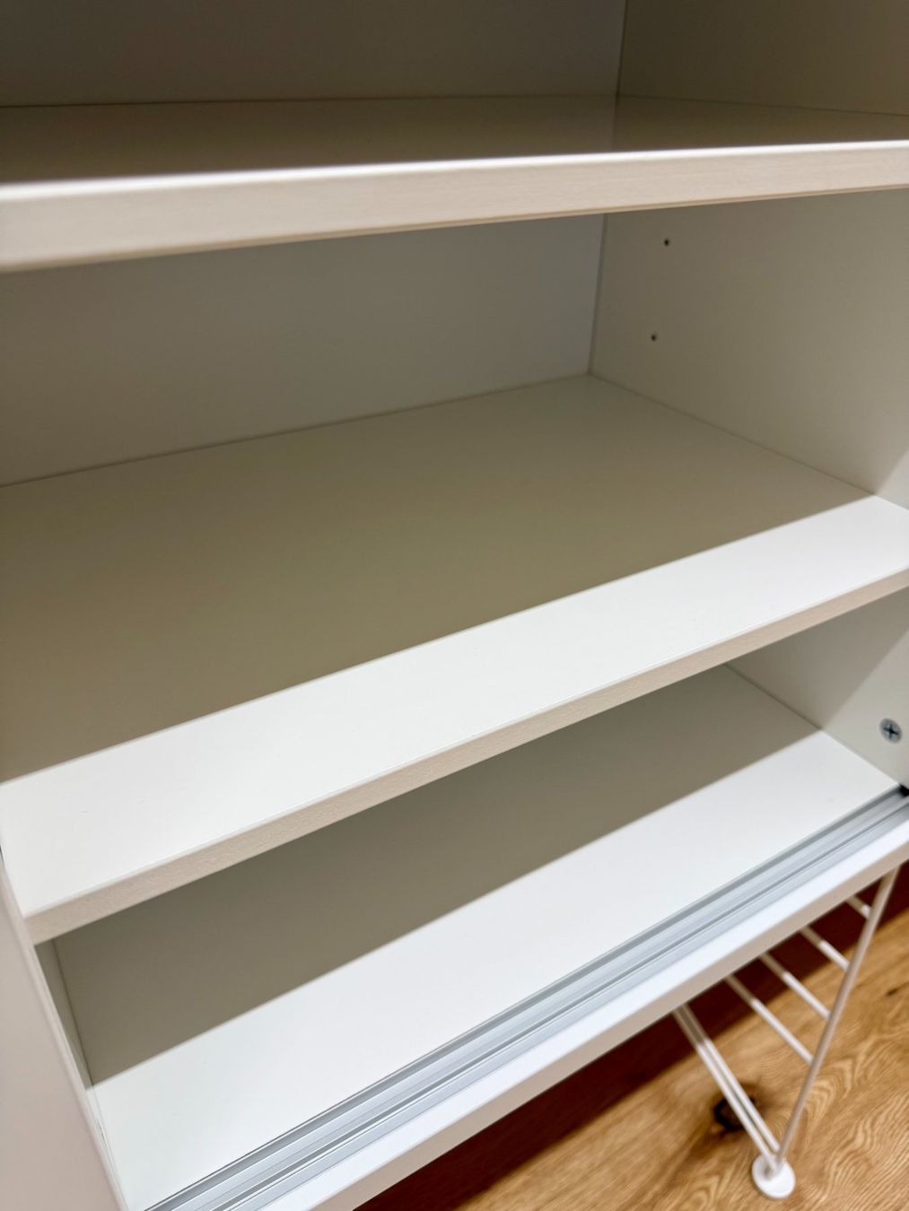 String Regale: String System Regal + Sideboard weiss, neuwertig (Original) – Gebraucht aus Oberkirch LU von petitefashion 8