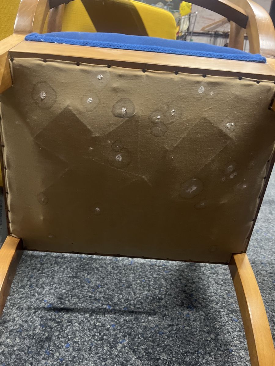 Chaises: Antiker Nussbaum Stuhl mit blauem Samtbezug – D'occasion à Rorschach par TrendyDeals 6