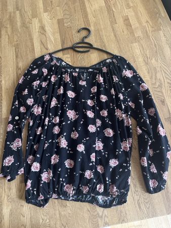 Damen Bluse Schwarz mit Rosenmuster Grösse S - M