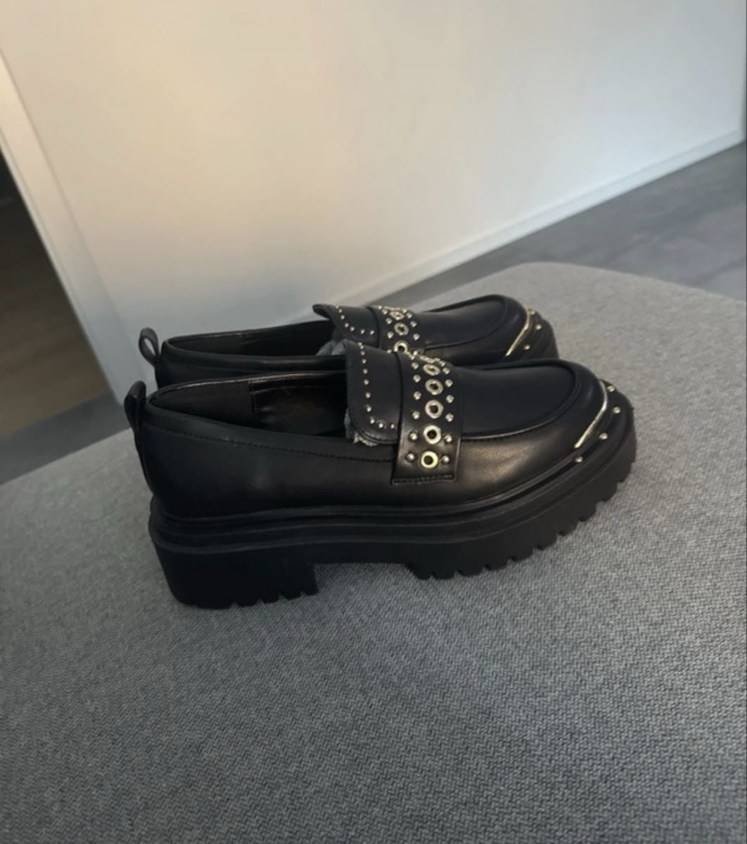 Damenschuhe: Loafers noirs cloutés à plateforme tendance – Gebraucht aus Estavayer-le-Lac von Iness_oth 2