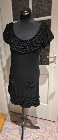 Schwarzes Strickkleid mit Rüschen